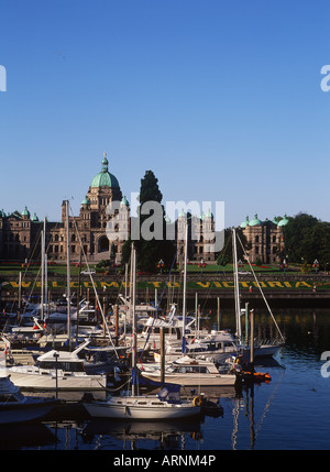 Victorias Innenhafen mit den Parlamentsgebäuden darüber hinaus, Victoria, Vancouver Island, British Columbia, Kanada. Stockfoto