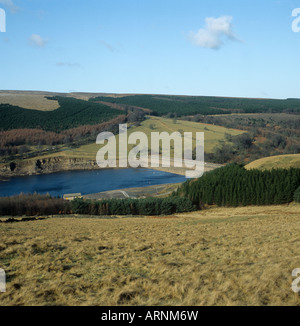 Goyt Valley Reservoir auf niedrigem Niveau im Winter nach einem trockenen Sommer Peak District