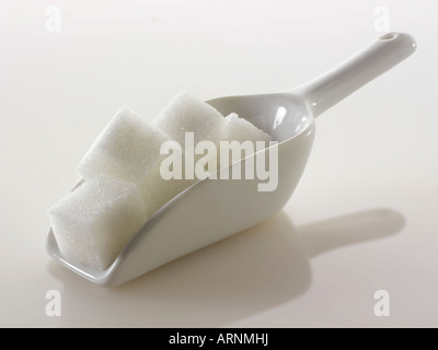 Weiße Zuckerwürfel noch Leben vor weißem Hintergrund Stockfoto