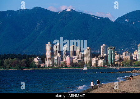 Blick auf English Bay entlang Kitsilano Beach, Vancouver, Britisch-Kolumbien, Kanada. Stockfoto