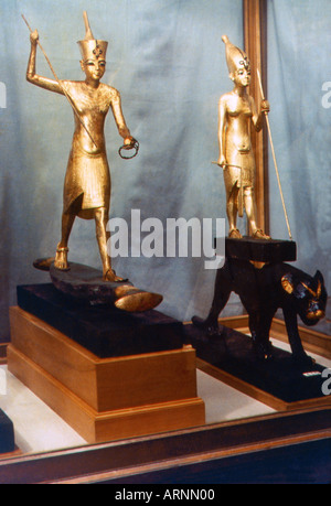 Ägypten Gold Statuen des Königs Tutanchamun mit den Kronen der oberen & Unterägypten Stockfoto