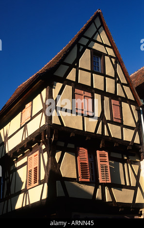 Gerahmte Holzhaus mit Fensterläden, Rue du General de Gaulle, Riquewihr, Haut-Rhin, Elsass, Frankreich Stockfoto