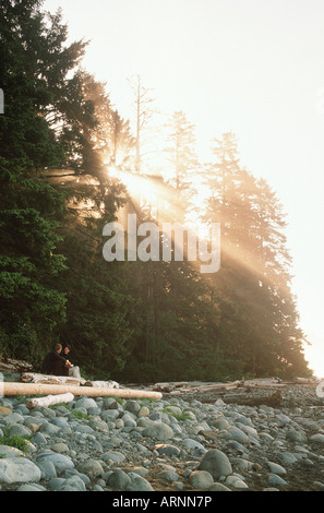 Pacific Rim National Park, West Coast Trail, ein paar am Strand, Vancouver Island, British Columbia, Kanada. Stockfoto