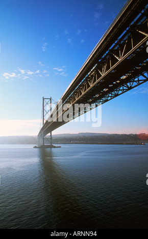 Blick auf die Forth Road Bridge aus die Superfast Fähre Stockfoto
