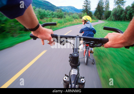 Junge Training Fahrrad auf asphaltierten Wanderwegen, Blick durch Lenker, Whistler, British Columbia, Kanada. Stockfoto