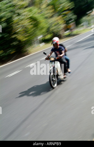 Motorroller, moped, Reisen, mit Geschwindigkeit in Penang, Malayasia, Asia, Asian, Stadt, Garage, Reparatur, Update, Service, Scooter, moped, in p Stockfoto