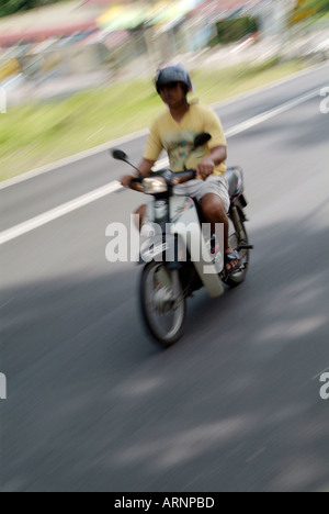 Motorroller, moped, Reisen, mit Geschwindigkeit in Penang, Malayasia, Asia, Asian, Stadt, Garage, Reparatur, Update, Service, Scooter, moped, in p Stockfoto