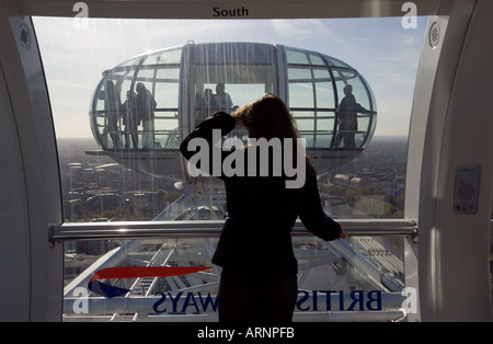 junge Frau genießen die Aussicht vom Fenster Kabine des London eye Stockfoto