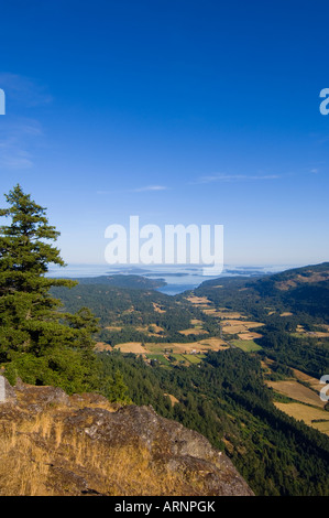 Blick vom Mount Maxwell, Salt Spring Island, blickte Tal nach Fulford Hafen, Britisch-Kolumbien, Kanada. Stockfoto