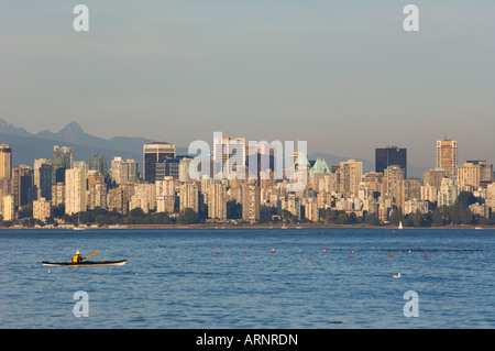 Blick auf Kitsilano Beach Park und das West End darüber hinaus, British Columbia, Kanada. Stockfoto