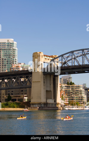 Kajaks und Burrard Street Brücken, Britisch-Kolumbien, Kanada. Stockfoto