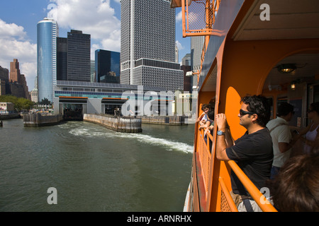 STATEN ISLAND FERRY verlässt das Dock im BATTERY PARK in NEW YORK CITY Stockfoto
