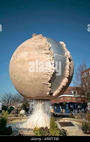 Der steigende Universum Shelley Brunnen in Horsham, West Sussex. Bildhauers Angela Conner. Stockfoto