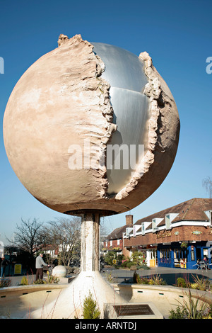 Der steigende Universum Shelley Brunnen in Horsham, West Sussex. Bildhauers Angela Conner. Stockfoto