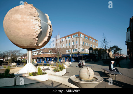 Der steigende Universum Shelley Brunnen in Horsham, West Sussex. Bildhauers Angela Conner. Stockfoto