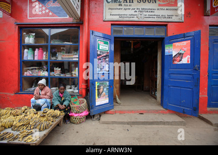 Obstverkäufer, Ambositra, Madagaskar Stockfoto