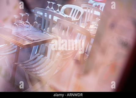 Frankreich, Paris, Café Tür und Tischdekoration Stockfoto