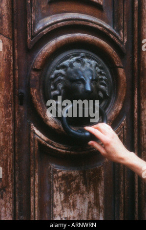 Frankreich, Aix-En-Provence, alte Tür mit der Hand auf Klopfer im Stadtzentrum Stockfoto