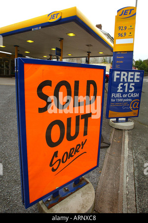 Das Schild an einer Tankstelle in Plymouth nach dem Ansturm auf Benzin verursacht durch Autofahrer Kraftstoff Proteste besorgt. Stockfoto