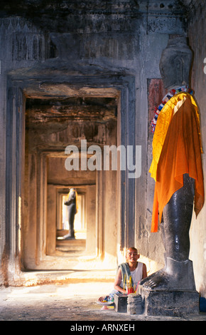 Süd-Ost-Asien, Kambodscha, Siem Reap, Angkor Wat, buddhistische Nonne im Tempel Stockfoto