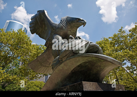 Bildhauer ALBINO MANCA S EAGLE STATUE im BATTERY PARK in NEW YORK CITY Stockfoto