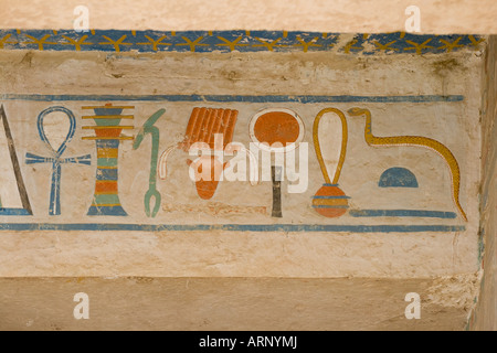 Hieroglyphen in der Kapelle des Gottes Anubis Tempel der Hatschepsut Westjordanland Luxor Niltal Ägyptens Stockfoto