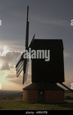 [Brill Windmühle], Buckinghamshire, England, UK, Silhouette des 'post traditionelle Mühle' gegen Himmel bei Sonnenuntergang Stockfoto