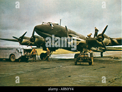 Deutschen Flugplatz Frankreich 1941 Propaganda Foto der Luftwaffe irgendwo in Frankreich ein Kondor laden Stockfoto