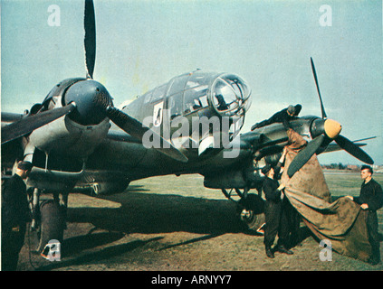 Deutschen Flugplatz Frankreich 1941 Propaganda Foto der Luftwaffe irgendwo in Frankreich vorbereiten einer Heinkel HE 111 Stockfoto