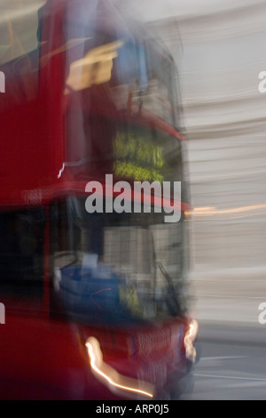 Doppelte Decker Bus racing obwohl London City Stockfoto