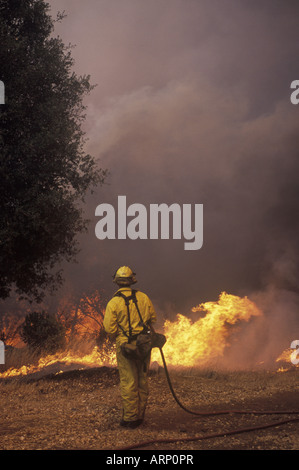 Feuerwehr-Schläuche, Buschfeuer in Zentral-Kalifornien, USA Stockfoto