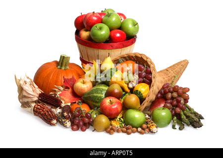 Herbst-Ernte-Still-Leben. Korb mit Äpfel, Kürbisse, Kürbisse, Mais, Nüssen, frischem Obst und Gemüse. Stockfoto