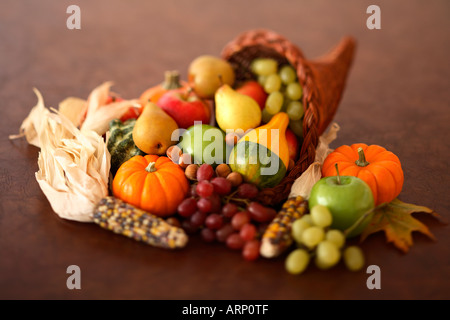 Füllhorn mit Herbst Kürbisse, Mais und frischem Obst Stockfoto