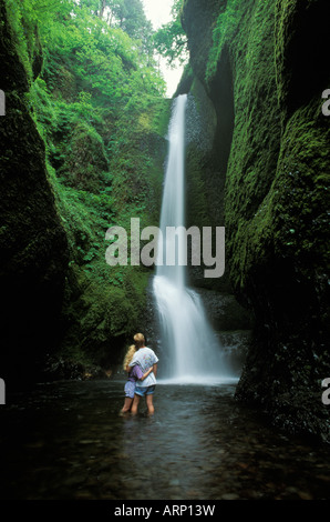 USA, Oregon, Columbia River Gorge Area, malerische Wasserfälle, Oneonta Schlucht Falls - junges Paar im Wasser Stockfoto