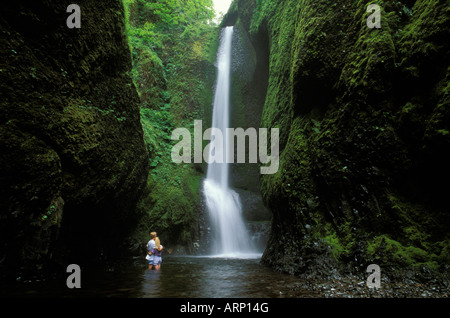 USA, Oregon, Columbia River Gorge Area, malerische Wasserfälle, Oneonta Schlucht Falls - junges Paar im Wasser Stockfoto