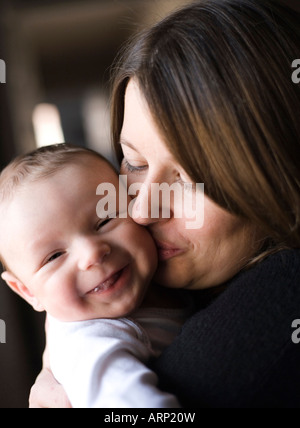 neugeborenes Baby junge Mutter nahe Porträt Besitz lächelnd Stockfoto