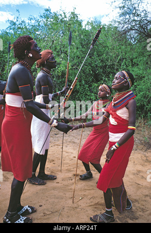 Moran von Samburu oder Krieger und Mädchen tanzen im traditionellen Kleid Samburu National Reserve Kenia in Ostafrika Stockfoto