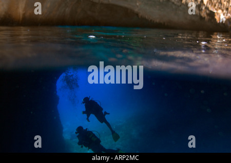 Taucher in Meereshöhle Silhouette gegen Blau des Unterwasser-Eingang Stockfoto