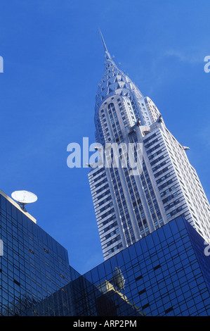 USA, New York City, Chrysler Building mit Satellitenschüssel Stockfoto
