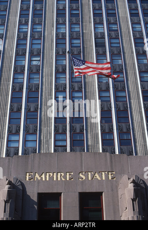 USA, New York City, Empire State Building, mit US-Flagge Stockfoto