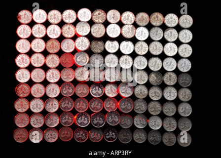 Wo sind die fünf Pence-Stücke gegangen.  Untersuchungen zeigen, dass sie Lager zusammen mit Kupfermünzen in UK Sparschweine gestapelt werden Stockfoto