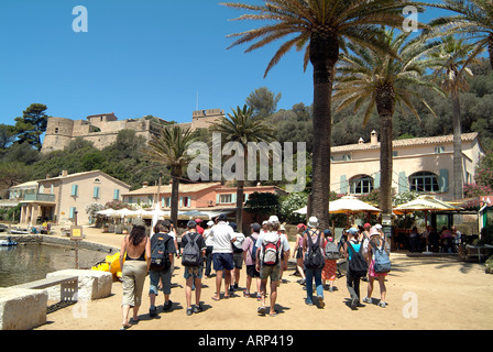 Touristen zu Fuß am Strand von Port Cros Insel Stockfoto