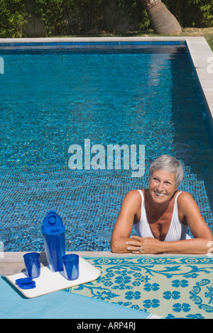 Frau im Schwimmbad Stockfoto