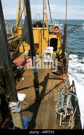 Hauptdeck des Meeresforschungs-/Bergungsschiffs Terschelling mit CTD-Sensoren (Leitfähigkeit, Temperatur, Tiefe) und Niskin-Bottle Rosette unten rechts. Stockfoto