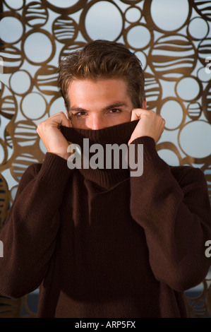 Junger Mann Porträt Pullover hochgezogen Stockfoto