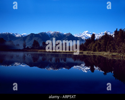 Am frühen Morgen Reflexion des Mount Cook & Tasman am Lake Matheson, Südinsel, Neuseeland Stockfoto