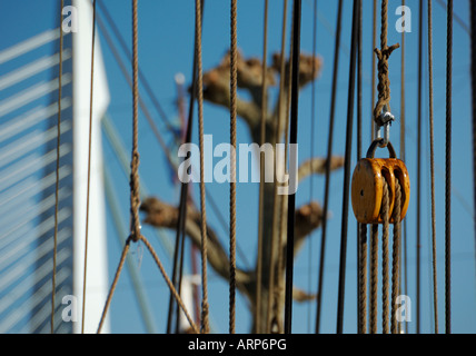 Teil des Schiffes Kabel mit Riemenscheibe im alten Stadtzentrum Hafen von Rotterdam. Die Erasmus Brücke ist im Hintergrund sichtbar vor blauem Himmel. Stockfoto