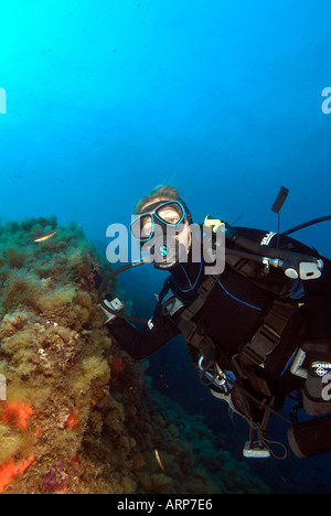 Weibliche Taucher im Mittelmeer Stockfoto