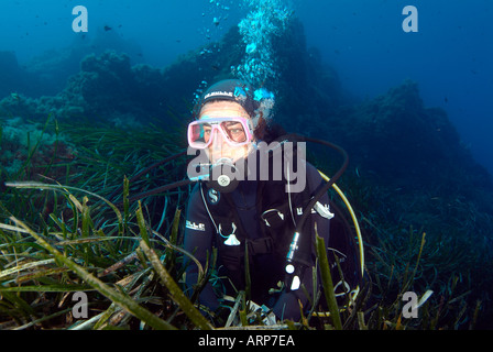 Weibliche Taucher im Mittelmeer Stockfoto