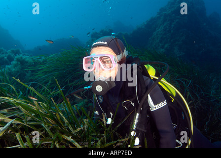 Weibliche Taucher im Mittelmeer Stockfoto